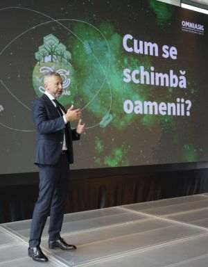 Mihai Tecău a afirmat: ”Pandemia a fost un moment în care, undeva, s-a rupt ritmul, s-au făcut mai repede anumite lucruri, s-a trecut în zona de digital şi s-a pus accentul pe inovaţie. Acum s-a pierdut puţin din viteza care era destul de mare. Totuşi, ne reîntoarcem la oameni, pentru că noi lucrăm cu oameni şi prin oameni. Digitalul nu poate să acopere nevoia de interacţiune cu clientul".